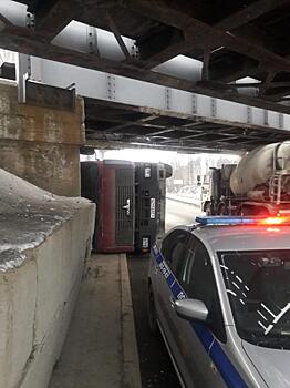 В Екатеринбурге под мостом перевернулся мусоровоз