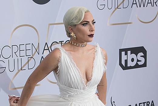 Леди Гага и Мосс пришли на SAG Awards в «ангельских» платьях-облаках, а Стоун — в дерзком золотом топе и брюках