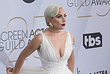 Леди Гага и Мосс пришли на SAG Awards в «ангельских» платьях-облаках, а Стоун — в дерзком золотом топе и брюках