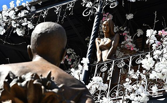"Это место свиданий и первых поцелуев" — в Казани появилась скульптура, посвященная любви