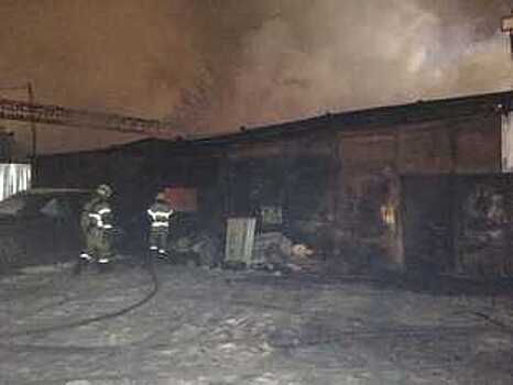 В гаражах Череповца во время пожара сгорели три иномарки