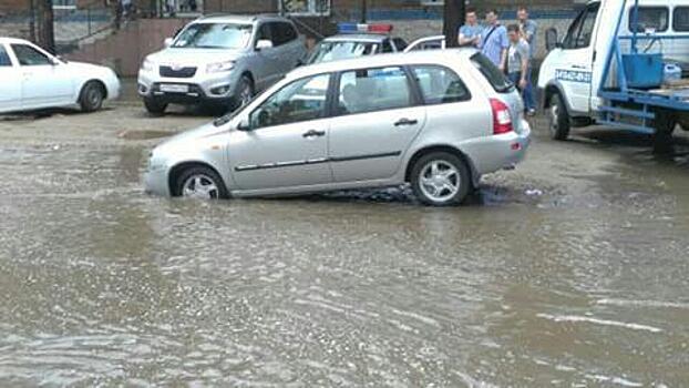 Автоледи провалилась в яму на затопленной ул. Новороссийской в Краснодаре