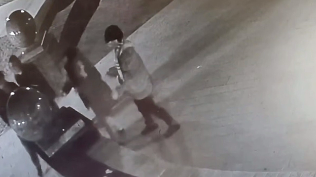 «112»: Подростки снесли гранитный шар в Центральном парке Победы в Подмосковье