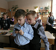 В Минпросвещения рекомендовали детям сдавать телефоны перед входом в школу