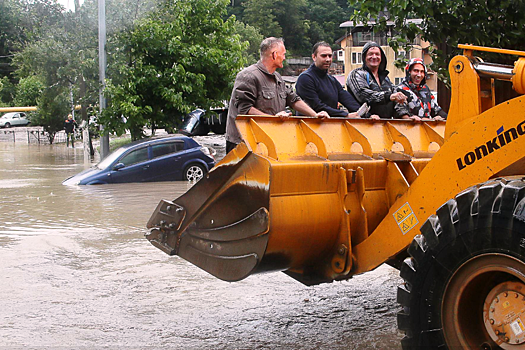 Потоп не страшен: Туристы не испугались непогоды в Сочи