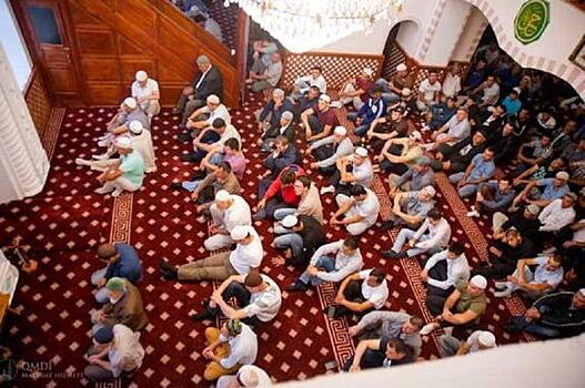 Крымские мечети открылись для коллективных молитв