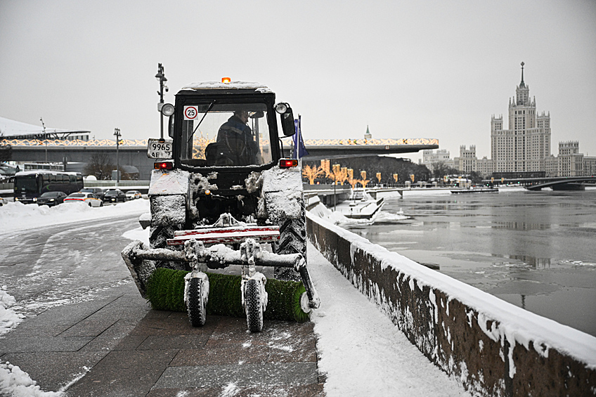 Уборка снега на Москворецкой набережной в Москве