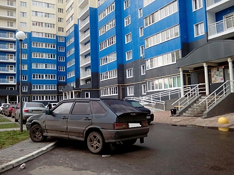 Из-за припаркованного авто пензенцы не смогли проехать в собственный двор