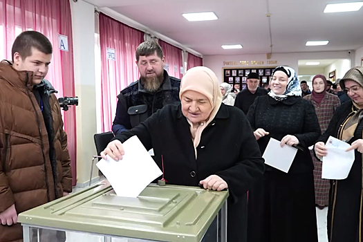 Кадыров проголосовал на выборах вместе с семьей в родовом селе