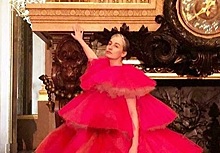 Мама может! 40-летняя глубоко беременная модель вышла на подиум в платье-облаке Schiaparelli
