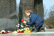 Жители Риги вновь принесли цветы к памятнику советским воинам