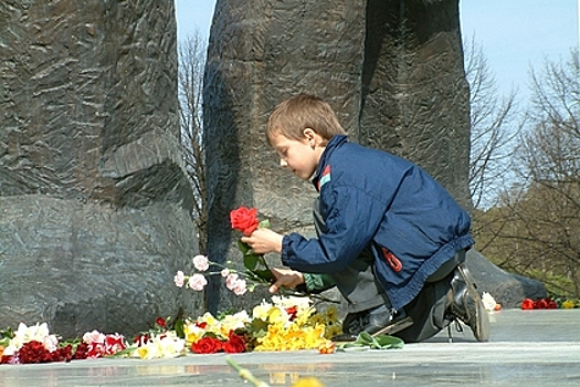 Жители Риги вновь принесли цветы к памятнику советским воинам