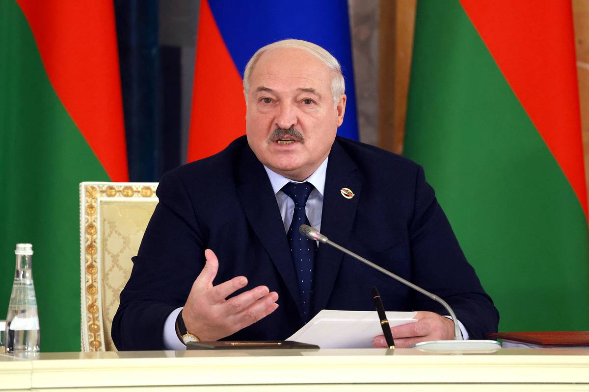 Лукашенко заявил о накаляющейся военной обстановке у границ Белоруссии