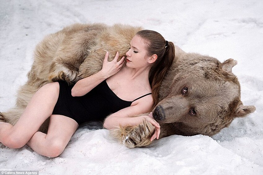 Фотосессия российских моделей, которые обнажились ради съемок в лесу с настоящим медведем, шокировала западных пользователей.