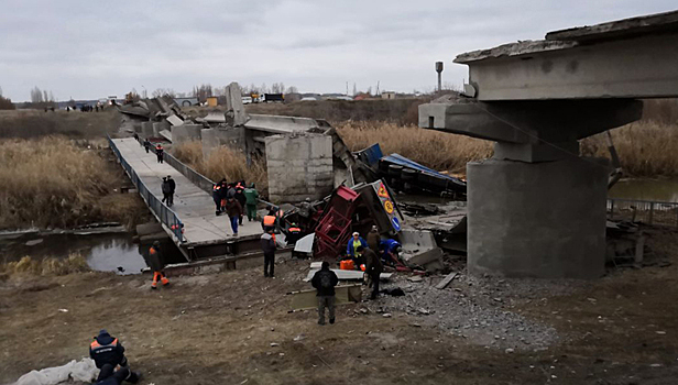 Мост под Воронежем рухнул под тяжестью двух груженых "Камазов"