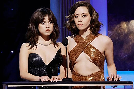 Видео: Дженна Ортега и Обри Плаза на SAG Awards устроили настоящее шоу