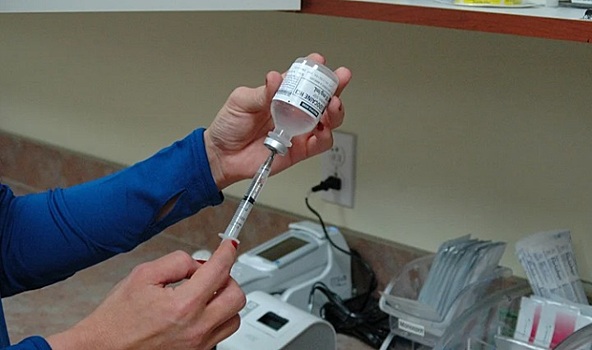 Не испортить отдых: глава Минздрава посоветовал сделать прививку от ковида за пару дней до отпуска
