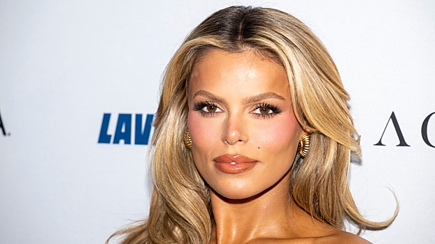 Популярная модель едва не оконфузилась на публике из-за декольте