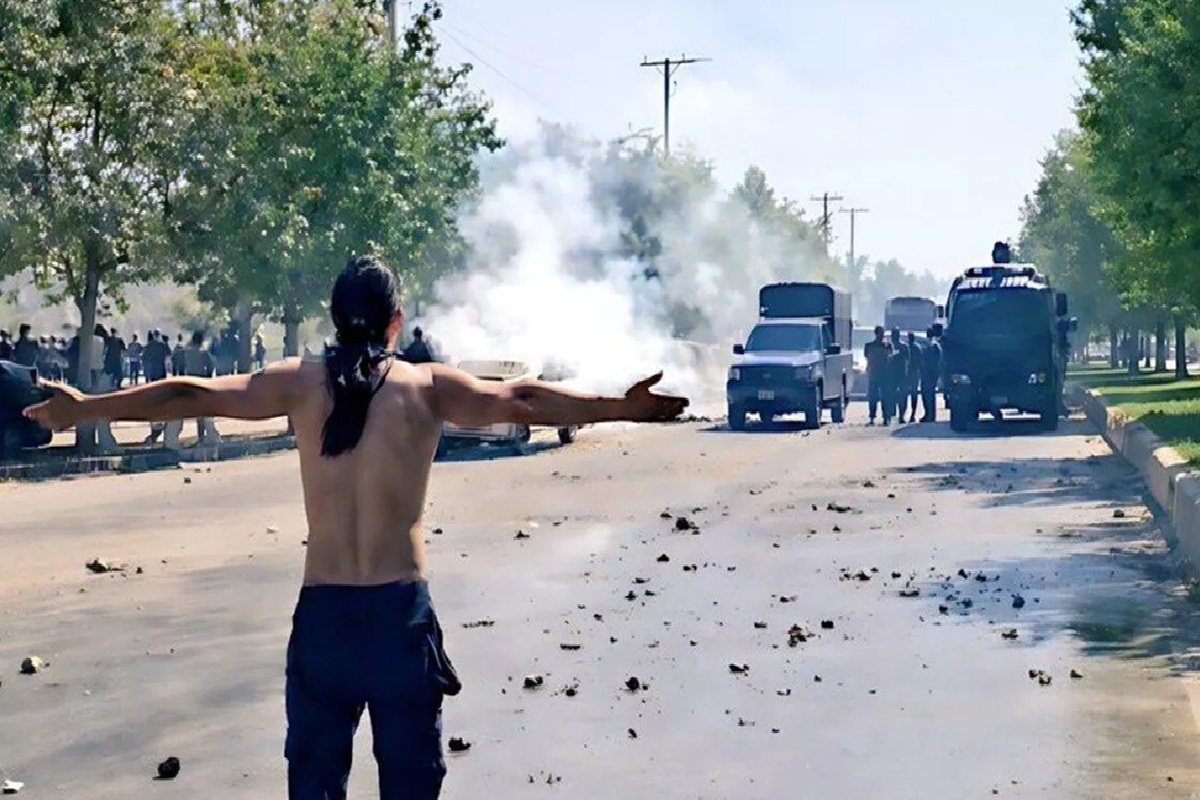 На западе Ирана протестующие напали на мечеть и подожгли религиозную литературу