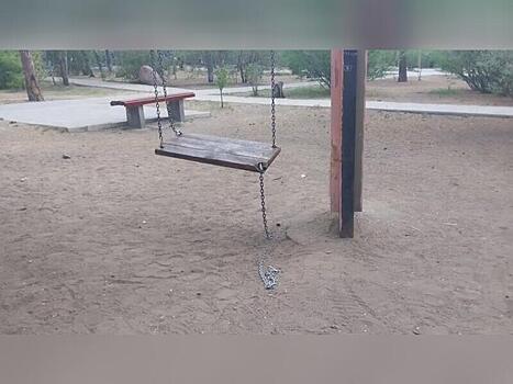 В парке Дворца пионеров Читы оборвалась цепь качели — пострадала девочка