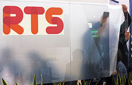 Российский рынок акций снижается на фоне падающей цены на нефть