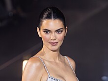 Кендалл Дженнер предстала топлес, слегка прикрываясь