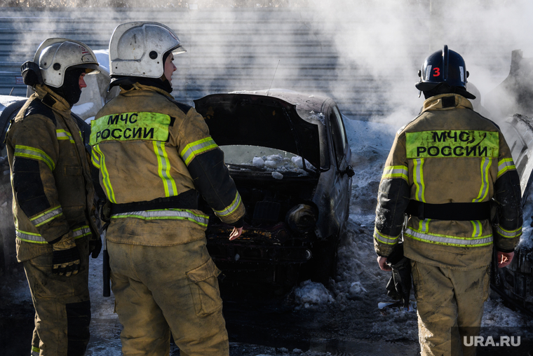 В ХМАО сотрудники МЧС спасли семь человек из горящего грузовика