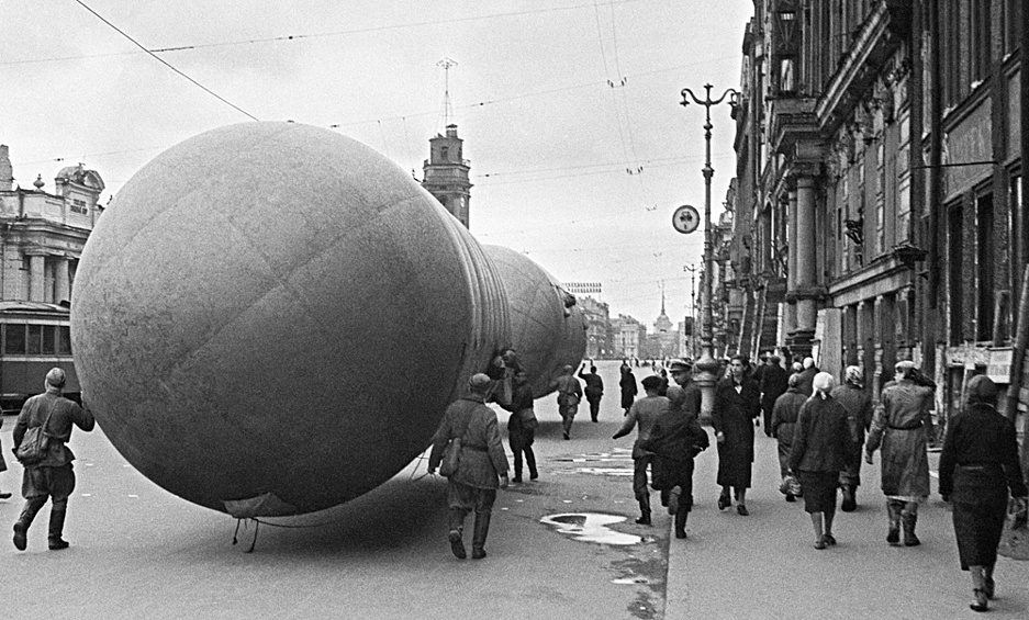 Установка аэростата воздушного заграждения на Невском проспекте в Ленинграде в дни блокады, 1941 год