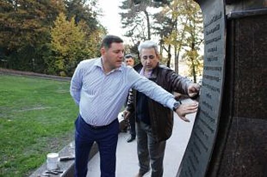 В Кисловодске заканчивают оформлять памятник Солженицыну
