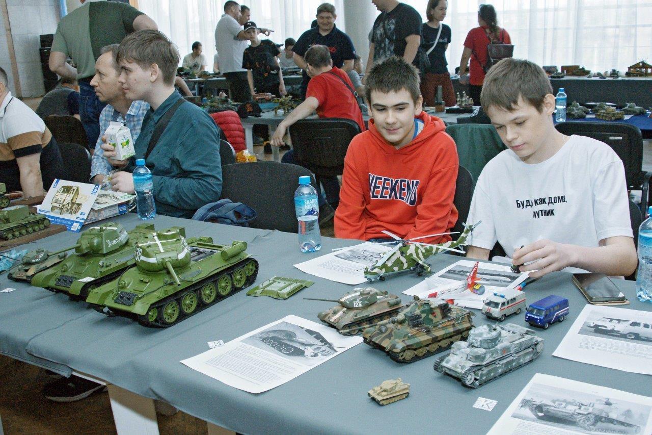 От танков до ракет: молодые специалисты ГРЦ Макеева провели в Миассе выставку стендовых моделей