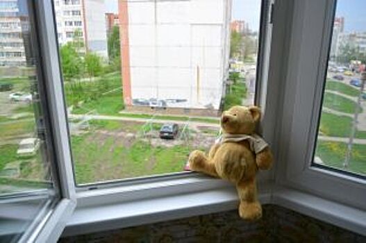 В КБР ребёнок выжил, выпав из окна второго этажа