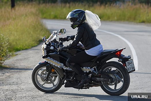 Челябинские молодожены начали приезжать в ЗАГС на мотоциклах