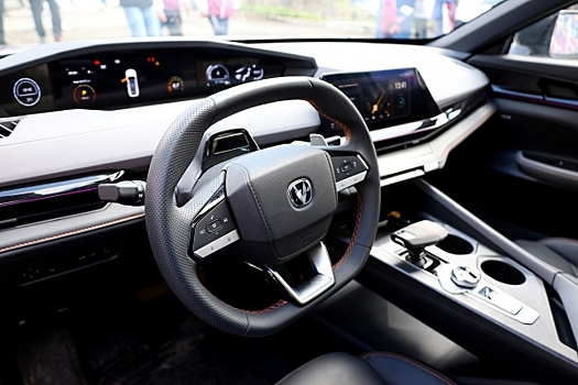 Жители Петербурга стали намного чаще проверять историю китайских машин в 2025 году