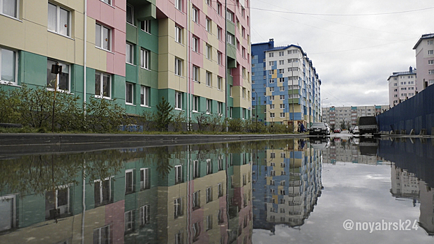 Коммунальщики Ноябрьска бросили силы на борьбу с лужей в 8 микрорайоне. ВИДЕО