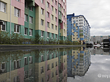 Коммунальщики Ноябрьска бросили силы на борьбу с лужей в 8 микрорайоне. ВИДЕО