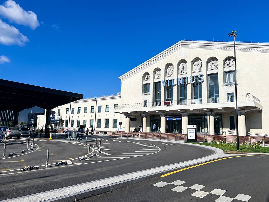 Самолет прервал посадку в Литве из-за неопознанного летающего объекта