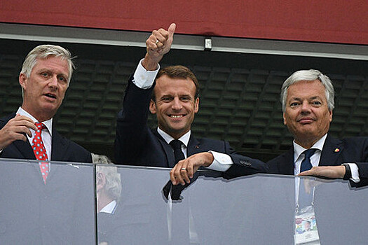 Макрон и король Филипп обменялись рукопожатиями до начала матча Франция - Бельгия