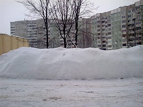 На трассе под Балашовом водитель иномарки въехал в сугроб. Пострадала пассажирка