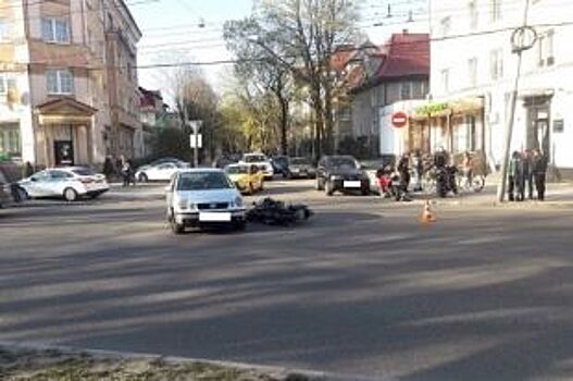 20-летняя мотоциклистка пострадала при столкновении с автомобилем