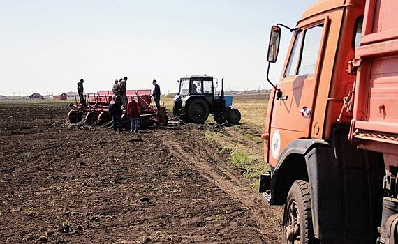 Мензелинский фермер обвиняет "Камский бекон" в захвате своего поля