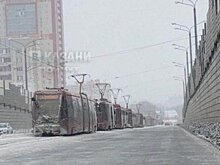 В Казани по улице Серова встали трамваи