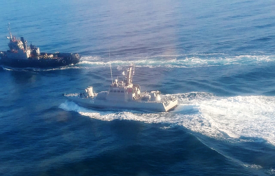 В ответ на это, российский пограничный корабль протаранил украинский буксир, который следовал в группе из трех кораблей