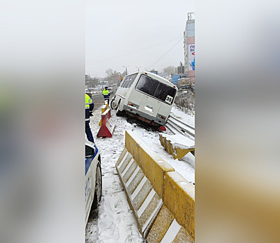 В Челябинске попал в ДТП пассажирский ПАЗ, есть пострадавший