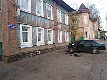 В Бежецке машина въехала в жилой дом