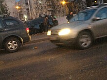 Утренний гололед в Гатчине отправил машину в кювет