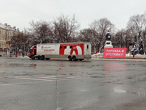 Знаки «Остановка запрещена» возле баннера «Турчака в отставку» временно отменило псковское УГХ