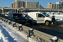 На Парадной набережной кроссовер вылетел на встречку и лоб в лоб столкнулся с легковушкой