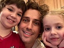 Двойняшки Галкина и Пугачевой спели для своего 23-летнего племянника хит группы «Браво»