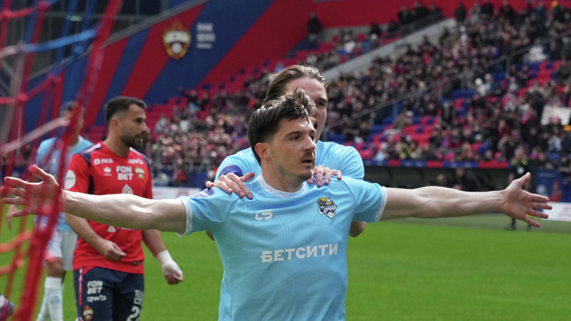 «Сочи» разгромил «Крылья» благодаря голу на 90+9-й минуте, в РПЛ у самарской команды два удаления