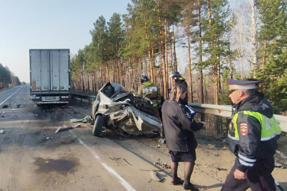 В Иркутской области женщина и девочка погибли в ДТП с грузовиком
